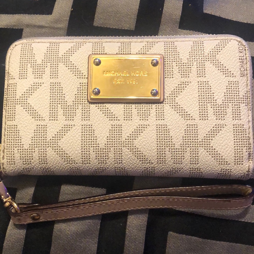 Michael kors wristlet